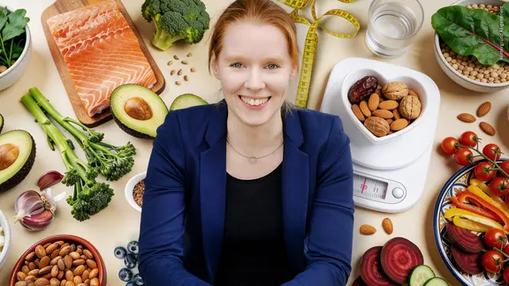 Collage: Porträt Dr. Friederike Barthels, im Hintergrund: Lachs, Avocado, Nüsse und anderes Gesundes.