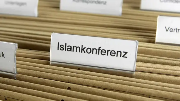 Karteireiter mit der Aufschrift "Islamkonferenz"