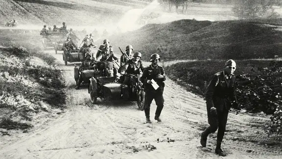 Eine Kradschützenspitze der Wehrmacht passiert beim Überraschungsangriff auf die UdSSR unter dem Namen "Unternehmen Barbarossa" am 22. Juni 1941 die russische Grenze.