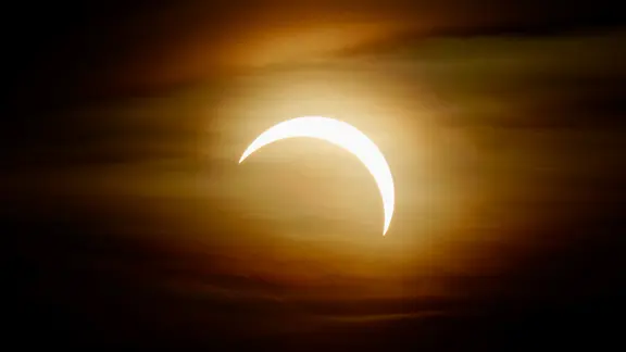 Die Sonne im Halbmond: Partielle Sonnenfinsternis in St. Peter Ording