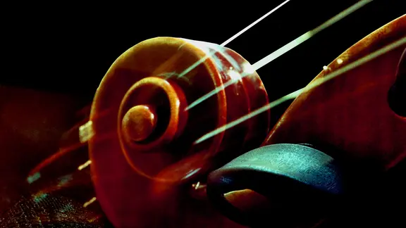 Die Schnecke einer Geige in einer Detailaufnahme.