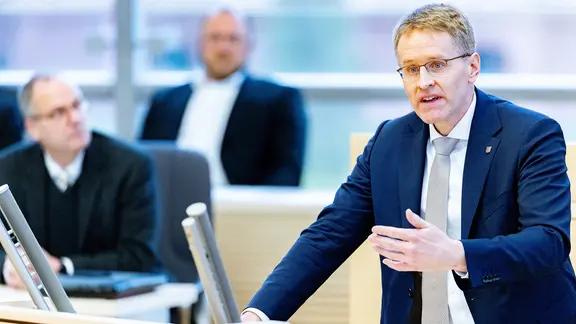 Daniel Günther (CDU) hält eine Rede im Landtag.