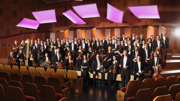 Das NDR Elbphilharmonie Orchester auf der Bühne des Großen Saals in der Elbphilharmonie