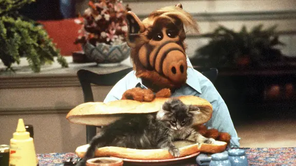 Der Außerirdische Alf mit seiner Lieblingsspeise, einem "Katzensandwich" (Szene der TV-Serie vom April 1990)