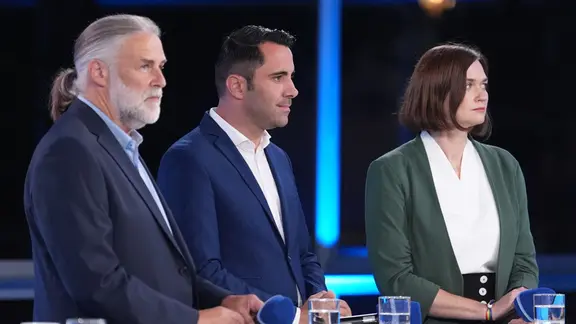Peter Schabbel (BSW), Daniel Peters (CDU) und Claudia Müller (Grüne) im NDR Info Wahlstudio.