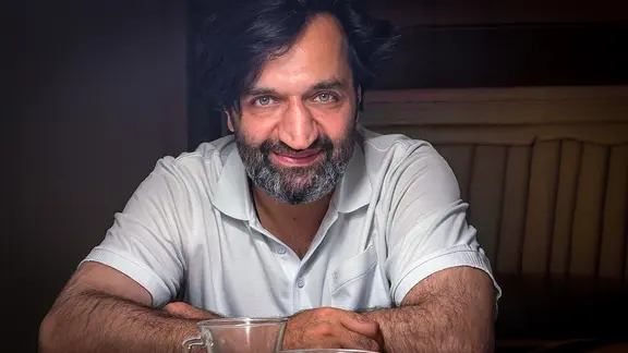 Herzchirurg Dr. med Ahsan Fassli blickt in die Kamera
