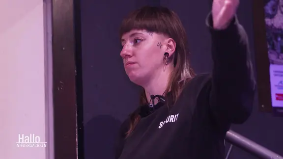 Türsteherin Ayla Imke bei der Arbeit