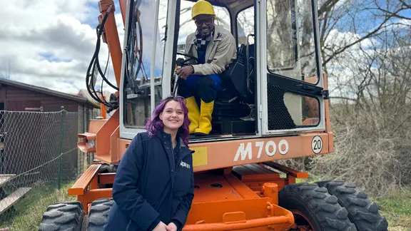 Yared und Dania auf der Baustelle
