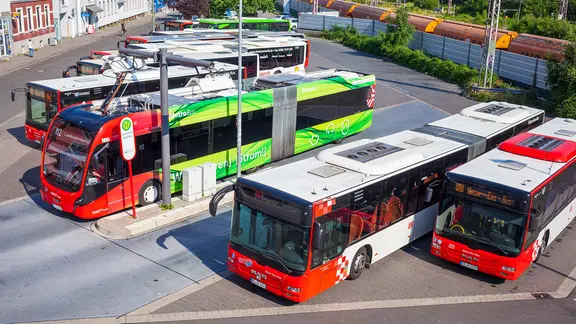 Mehrere Busse stehen am Osnabrücker Busbahnhof.