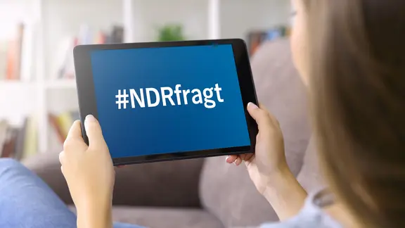Eine Frau schaut auf einen Monitor mit dem Schriftzug "#NDRfragt" (Montage)