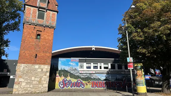 Das Eisstadion am Pferdeturm in der Außenansicht - inklusive Turm.