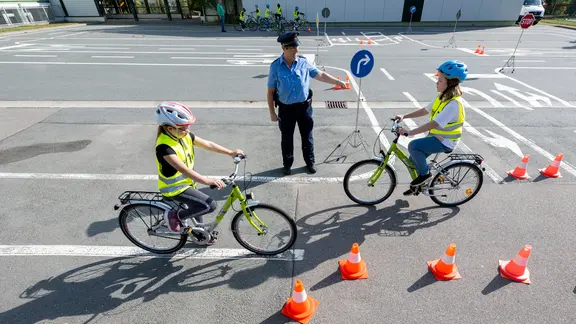 Schülerinnen und Schüler einer vierten Klasse nehmen auf dem Hof der Karl-May-Grundschule in Hohenstein-Ernstthal an einer Verkehrsschulung der Verkehrswacht Sachsen teil.