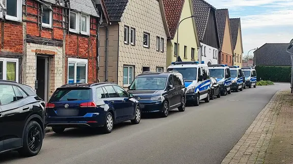 Polizeiautos stehen in einer Straße