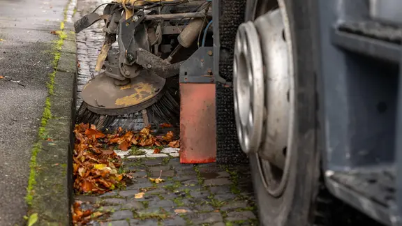 Ein Detailbild der Bürsten und Unterseite eines Kehrfahrzeuges.