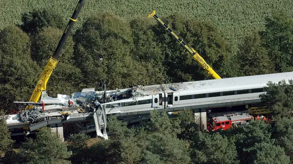 Ein Luftbild des verunglückten Transrapids im Emsland im September 2006.