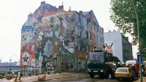 Räumung einer Wagenburg unter Polizeieinsatz in der Hamburger Hafenstraße 1989.