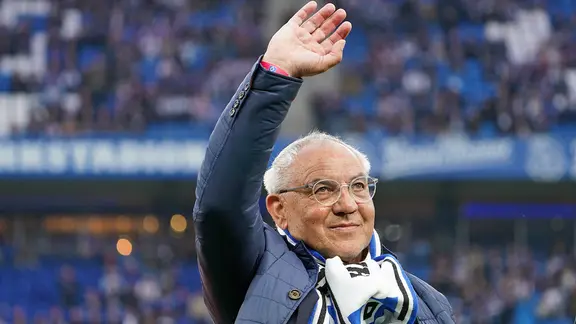 Felix Magath winkt den Fans zu.