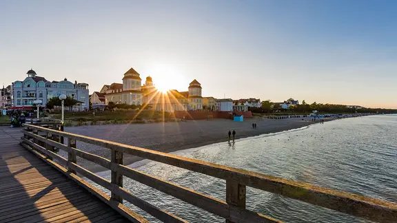 Über der Seebrücke in Binz auf Rügen geht die Sonne unter.