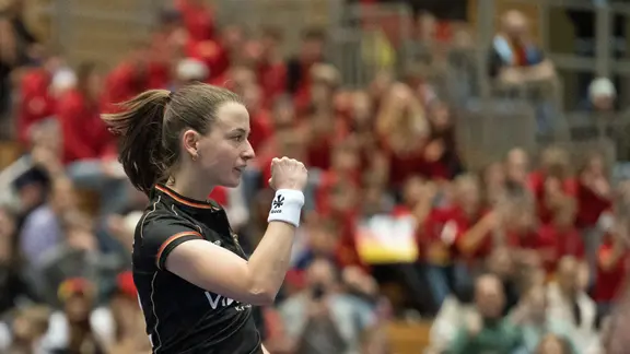 Deutschlands Fenja Poppe spielt den Ball