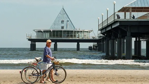 Am Pfingstwochenende 1995 wird auf der Insel Usedom die neue Seebrücke von Heringsdorf eingeweiht. Damit die Touristen trockenen Fußes zum Restaurant auf See und zum Anlegesteg kommen, wurde die Seebrücke mit einem Regendach und einer Windschutzwand ausgestattet.