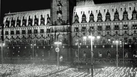 Kundgebung auf dem Adolf-Hitler-Platz in Hamburg anlässlich des Inkrafttreten des Groß-Hamburg-Gesetzes 1937
