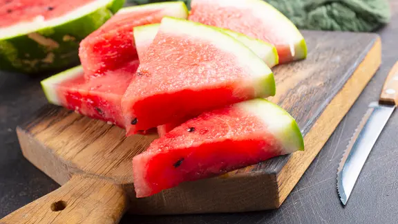 Wassermelone geschnitten auf einem Holzbrettchen