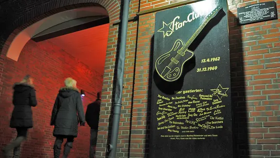 Ein Gedenkstein steht in Hamburg an dem ehemaligen Standort des Star Clubs. 