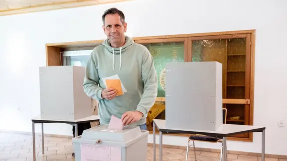 Olaf Lies (SPD) gibt seine Stimme in einem Wahllokal ab.