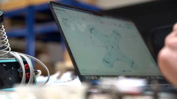 Nicolai Schlüter, Lewin Raetzell und Moritz Trapp entwickelten eine Software zur künstlichen Bestäubung durch programmierte Drohnen.