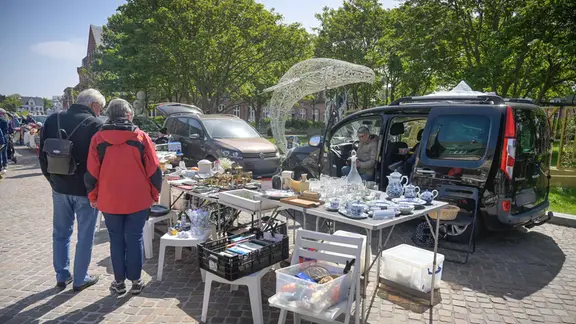 Ein Flohmarktstand. 