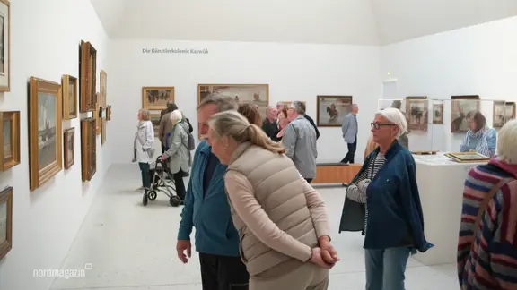 Besucher der Ausstellung in Ahrenshoop.