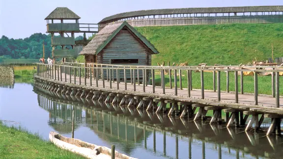 Rekonstruierte Slawenburg Groß Raden an einem Wassergraben