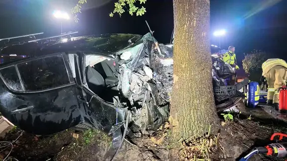 Ein stark beschädigtes Auto nach einem Unfall in Ganderkesee