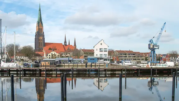 Schleswig, am St. Petri Dom mit der neuen Kupferverkleidungen an den Strebepfeilern, die den Kirchturm in Zukunft vor Witterungseinflüssen schützen sollen.