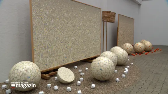 Kugeln liegen auf dem Boden, eine Kunstinstallation der Nordart 2025