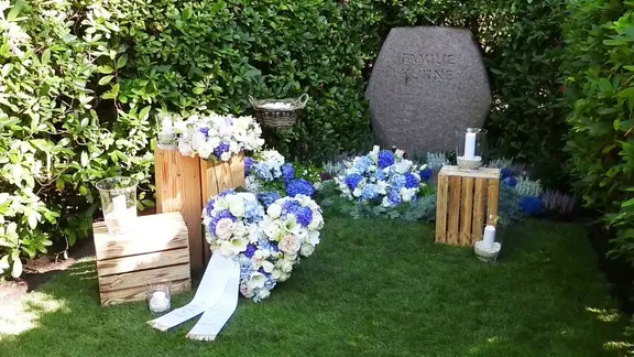Kühne-Grab mit Blumenschmuck.