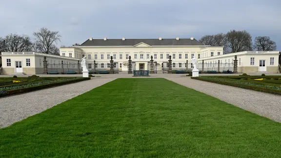 Das Schloss Herrenhausen im Großen Garten in Hannover-Herrenhausen (Niedersachsen)