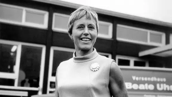 Beate Uhse, die Gründerin und Chefin des Flensburger Versandunternehmens für Sex- und Hygieneartikel im März 1969 vor ihrem Versandhaus in Flensburg.
