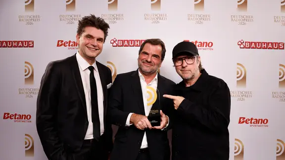 Andreas Altenburg (m.) und Bjarne Mädel (re.) mit Laudator Lutz van der Horst 