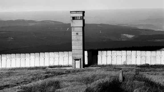Grenzbefestigungsanlagen mit Wachturm an der ehemaligen deutsch-deutschen Grenze am Brocken