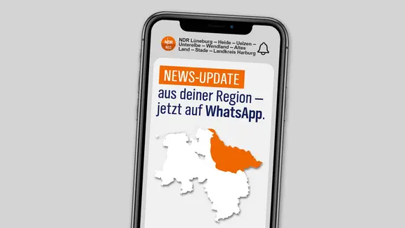 Ein Handy zeigt den regionalen WhatsApp-Kanal Lüneburg des NDR.