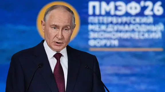 Russland, St. Petersburg: Der russische Machthaber Wladimir Putin spricht bei einer Plenarsitzung auf dem Internationalen Wirtschaftsforum.