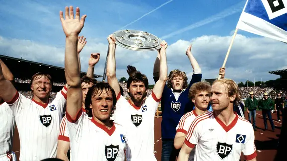 Die Spieler des HSV feiern mit der Meisterschale den Titelgewinn 1982.