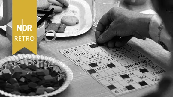 Bingo mit Kaffee und Keksen.