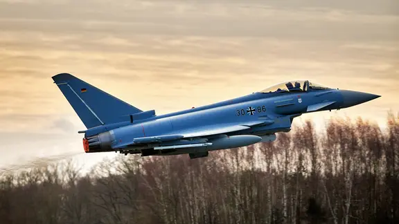 Eurofighter - Typhoon-Kampfjet beim Start mit Nachbrenner.