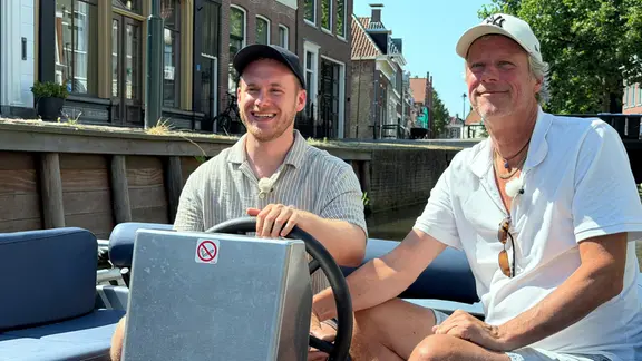 Moderator Tullio-Francesco Puoti (l.) lässt sich von Richard Veltman (r.) seine Heimat Bolsward in Friesland zeigen.