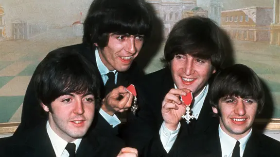 Das Archivbild vom 26.10.1965 zeigt die vier "Pilzköpfe" der britischen Popgruppe "The Beatles" (v.l.) Paul McCartney, George Harrison, John Lennon und Ringo Starr mit den Orden "Member of the Order of the British Empire".