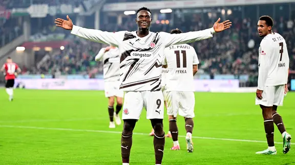 Abdoulie Ceesay vom St. Pauli bejubelt einen Treffer gegen Hannover 96.