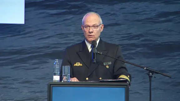 Der scheidende deutsche Marine-Chef Jan Christian Kaack bei einer Rede in Hamburg.
