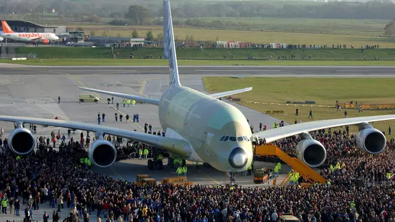 Airbusmitarbeiter umringen ein Flugzeug des Typs A380 auf dem Werksflugplatz in Hamburg-Finkenwerder.